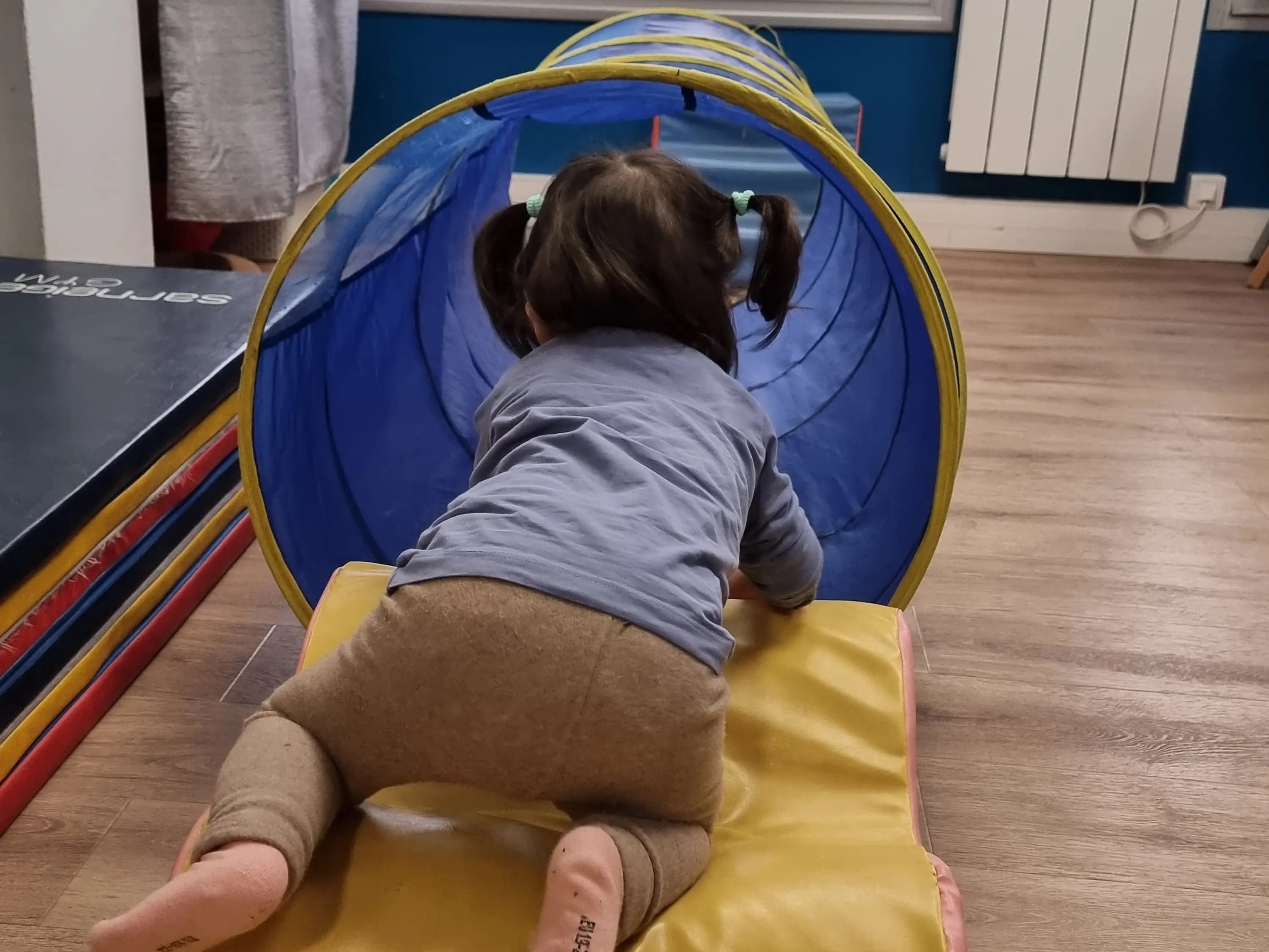 bébé dans un tunnel